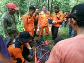 Jasad korban Sunarjo, saat dievakuasi tim gabungan SAR dan BPBD Kabupaten Purworejo - foto: Sujono/Koranjuri.com