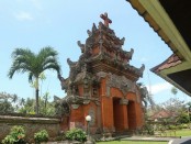 Mayoritas warga Desa Blimbingsari penganut Nasrani. Bangunan gereja disana tetap mengadopsi gaya bangunan Bali termasuk tata cara peribadatannya juga mengenakan busana Bali - foto: Istimewa