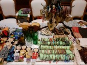 Kerajinan berbahan baku linen bekas yang dihasilkan oleh para perempuan dan anak-anak dipamerkan di acara malam Gala Dinner di Nusa Dua - foto: Istimewa