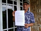 Akhmad Fauzi, Pembina Yayasan Manggala Praja Adi Purwa, menunjukkan surat pengaduannya ke polisi - foto: Sujono/Koranjuri.com