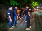 Petugas Kepolisian dari satuan Reskrim Polres Metro Jakarta Barat menyelidiki Kasus pembegalan yang terjadi di jalan Daan Mogot, Kelurahan Kedoya Utara, Kebon Jeruk, Jakarta Barat - foto: Istimewa