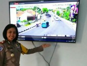 Kasatlantas Polres Purworejo, AKP Nyi Ayu Fitria Facha, menunjukkan pantauan layar monitor CCTV di ruang kontrol untuk E-TLE yang dipasang di pertigaan Lengkong, Purworejo - foto: Sujono/Koranjuri.com