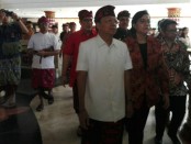 Menteri Keuangan Sri Mulyani bersama Gubernur Bali I Wayan Koster usai bertemu dengan ribuan Bendesa Adat di Inna Grand Bali Beach Hotel, Kamis, 14 Maret 2019 - foto: Istimewa