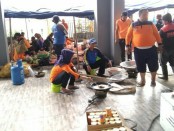 Para sukarelawan tengah mempersiapkan ribuan nasi bungkus untuk para pengungsi terdampak banjir, Senin (18/3/2019) - foto: Sujono/Koranjuri.com