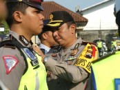 Kapolres Purworejo, AKBP Indra Kurniawan Mangunsong, saat menyematkan pita tanda operasi pada gelar pasukan Operasi Keselamatan Candi 2019, Senin (29/4/2019) - foto: Sujono/Koranjuri.com