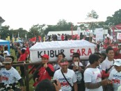Kampanye di Solo, pendukung capres nomer urut 01 Jokowi mengusung peti mati simbol terkuburnya hoaks dan isu Sara - foto: Djoko Judiantoro/Koranjuri.com