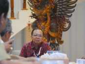 Gubernur Bali Wayan Koster menerima pemaparan dari PT WIKA sebagai induk perusahaan motor Gesits di rumah jabatan Gubernur Bali, Jayasabha, Senin, 6 Mei 2019 - foto: Istimewa