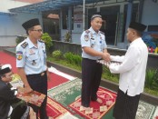 Karutan Kelas IIB Purworejo, Lukman Agung Widodo, saat memberikan remisi khusus Idul Fitri kepada salah satu narapidana - foto: Sujono/Koranjuri.com