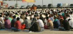 Umat Islam di Rote Ndao Khusuk Menjalankan Shalat Ied di Pelabuhan Ba’a