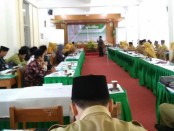 Dr. H. Maksudin, M.Ag, Direktur CTSD UIN Sunan Kalijaga Yogyakarta, saat menyampaikan materi dalam Workshop Pengembangan dan Penyusunan KTSP Terintegrasi dengan Pesantren yang diselenggarakan MA An Nawawi Berjan Purworejo, Senin (17/6), di auditorium KH Zarkasyi STAI An Nawawi Berjan Purworejo - foto: Sujono/Koranjuri.com