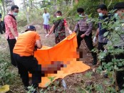 Petugas tengah mengevakuasi mayat yang ditemukan di pekarangan warga Desa Plarangan, Kecamatan Karanganyar, Rabu (24/7) pagi - Sujono/Koranjuri.com
