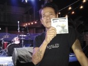 Tony Waluyo Sukmoasih atau Tony Q Rastafara menunjukkan album kompilasi band asal Bali berjudul Bali Sands. Tony memfasilitasi peluncuran album tersebut dibawah label 
Salam Damai Production - foto: Koranjuri.com