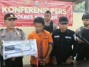 Ngaku duda dan melakukan penipuan terhadap kekasihnya,  Samingan (52), warga Kawunganten, Cilacap, kini ditahan polisi - foto: Sujono/Koranjuri.com