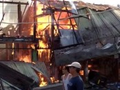 Situasi kebakaran yang melanda empat ruko di Desa Kemiri Kidul RT 01 / RW 04, Kecamatan Kemiri, Kabupaten Purworejo, Jum'at (16/8) siang - foto: Sujono/Koranjuri.com