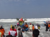 Suasana ritual sedekah laut nelayan warga Desa Kertojayan, Kecamatan Grabag, Purworejo, Jawa Tengah, Minggu (15/9) - foto: Sujono/Koranjuri.com