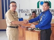Kabag Perekonomian Setda Kabupaten Purworejo, Drs  Bambang Susilo, saat menyerahkan SK Bupati pada Hermawan Wahyu Utomo, Senin (23/9) - foto: Sujono/Koranjuri.com