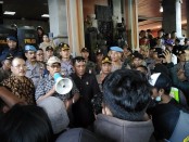 Ketua DPRD Bali Nyoman Adi Wiryatama menemui pengunjukrasa di halaman gedung DPRD Bali, Senin, 30 September 2019 - foto: Koranjuri.com