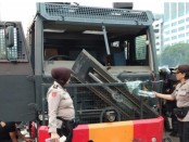Sebuah mobil water canon milik kepolisian rusak dalam aksi demonstrasi menolak UU KPK dan sejumlah pasal kontroversial RKUHP di gedung DPR RI, Senin (24/9/2019) - foto: Istimewa