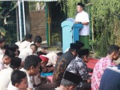 Kepala SMK Kesehatan Purworejo, Nuryadin, SSos, MPd, saat menyampaikan ceramah usai pelaksanaan sholat Istisqo di halaman sekolah setempat, Jum'at (4/10) - foto: Sujono/Koranjuri.com