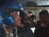 Pelaku mengenakan helm saat diamankan warga, Selasa, 15 Oktober 2019 - foto: Istimewa