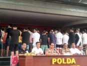 Sebanyak 85 dari 91 orang yang diamankan merupakan warga negara Tiongkok diringkus Ditreskrimsus bersama Ditresnarkoba Polda Metro Jaya terkait sindikat penipuan online - foto: Bob/Koranjuri.com