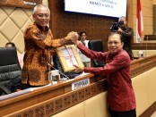 Gubernur Bali Wayan Koster menyerahkan draft RUU Provinsi Bali ke Komisi II DPR RI yang membidangi Pemerintahan Daerah - foto: Istimewa