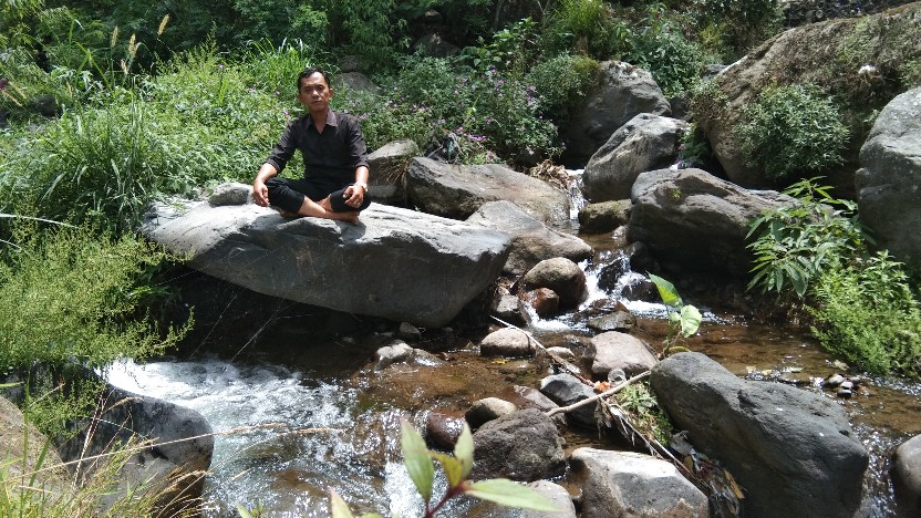 Keterangan foto:Gus Aryo saat melakukan deteksi energi di tempuran krincing gunung lawu./foto:koranjuri