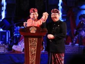 Gubernur Bali Wayan Koster bersama Wakil Gubernur Cokorda Oka Artha Ardana Sukawati pada pidato akhir tahun di Panggung Terbuka Ardha Candra Taman Budaya Bali, Jum’at, 20 Desember 2019 - foto: Istimewa