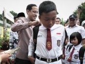 Saat menyambangi SDN Cirimekar 02 Cibinong, Kabupaten Bogor, Jawa Barat yang roboh, Mendikbud Nadiem Anwar Makarim juga memberikan sumbangan kepada para siswa yang terdampak, Senin, 6 Januari 2020 - foto: Istimewa