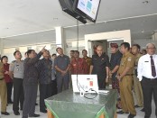 Sekretaris Daerah Provinsi Bali Dewa Made Indra memantau kesiapan tes CPNS, Senin, 27 Januari 2020 - foto: Istimewa