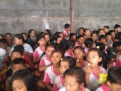 Lansia dan siswa kurang mampu di Banjar Linggawana, Desa Kerta Mandala, Abang, Karangasem menerima bantuan sosial menjelang hari raya Galungan dan Kuningan - foto: Istimewa