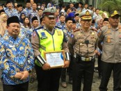 Anggota Satuan Lalu Lintas Polres Metro Jakarta Barat, Bripka Sigit Prabowo menerima penghargaan atas tindakan heroik menyelamatkan penumpang Trans Jakarta yang terkena serangan jantung - foto: Bob/Koranjuri.com