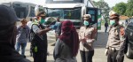 Pemudik Berdatangan, Satlantas Polres Purworejo Sterilkan Bus dan Penumpang