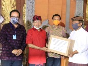 Gubernur menyerahkan secara simbolis bantuan masker dari ASN Pemprov Bali usai rapat bersama Bupati/Walikota se-Bali, Senin (13/4/2020) - foto: Istimewa