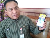 Roedito Eka Suwarno, Kepala UP2D (Unit Pengelolaan Pendapatan Daerah) Kabupaten Purworejo, menunjukkan fitur E Pengesahan pada aplikasi Sakpole - foto: Sujono/Koranjuri.com