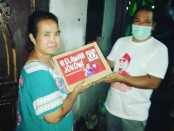Pemberian bantuan beras dari Pospera untuk warga di DKI - foto : Istimewa