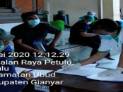 Rapid tes yang dilakukan terhadap 93 warga di Desa Petulu Ubud di Balai Banjar Petulu Gunung, Jumat (8/5/2020) - foto: Catur/Koranjuri.com
