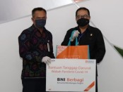 Kepala BNI Wilayah Bali, NTB dan NTT I Made Sukmajaya menyerahkan bantuan paket pangan untuk penanggalan covid-19 di Bali. Bantuan diterima oleh Wagub Bali Tjokorda Oka Artha Ardhana Sukawati - foto: Istimewa