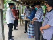 Bupati Purworejo Agus Bastian, memberikan bantuan beras pada sejumlah pondok pesantren di Kabupaten Purworejo, Jum'at (8/5/2020)  - foto: Sujono/Koranjuri.com