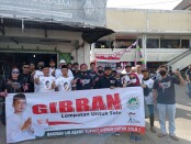 Dua organ relawan Gibran, BBS dan semut ireng saat aksi kemanusian membagikan masker dan hand sanitizer - foto: Koranjuri.com
