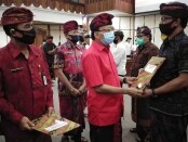Gubernur Bali Wayan Koster menyerahkan penghargaan kepada 15 koperasi berkinerja baik saat peringatan Hari Koperasi ke-73 dan UMKM Nasional ke-5 Tahun 2020, Selasa, 14 Juli 2020 - foto: Koranjuri.com