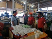 Dinas Perindustrian dan Perdagangan Provinsi Bali ketika mengecek penerapan new normal di lokasi relokasi Pasar Gianyar, Kelurahan Samplangan, Jumat (10/7/2020) - foto: Catur/Koranjuri.com