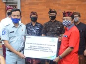 Gubernur Bali Wayan Koster menerima secara simbolis penyerahan bantuan 500 paket bahan pangan dari PT Jasa Raharja - foto: Istimewa