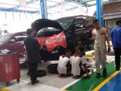 Mobil Toyota Alphard, menjadi salah satu konsumen dalam program Nasmoco Go to School di SMKN 6 Purworejo, Kamis (02/07/2020) - foto: Sujono/Koranjuri.com