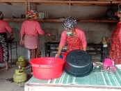 Aktivitas memasak di Yayasan Kasih Inspirasi Mandiri atau Women Centre yang berlokasi di Banjar Selasih, Desa Puhu, Kecamatan Payangan Gianyar, Jumat (3/7/2020) - foto: Catur/Koranjuri.com