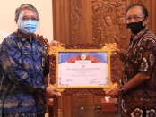 Gubernur Bali Wayan Koster menerima penghargaan Badan Pusat Statistik (BPS) Nasional terkait provinsi dengan Response Rate Tertinggi Pertama dalam Sensus Penduduk Online 2020 - foto: Istimewa
