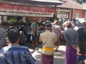 Puluhan warga Jero Kuta Pejeng saat mendatangi kantor BPN Gianyar, Rabu (22/7/2020) - foto: Catur/Koranjuri.com