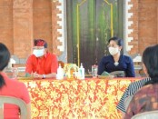Gubernur Bali Wayan Koster bersama Ketua TP PKK Provinsi Bali Putri Suastini Koster memberikan bantuan covid-19 kepada warga Jembrana, Minggu, 26 Juli 2020 - foto: Istimewa