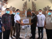 Kemenkes Serahkan Bantuan untuk Penanganan Covid-19 yang diterima Gubernur Bali Wayan Koster, Senin, 5 Oktober 2020 - foto: Istimewa