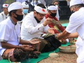 Wagub Cok Ace melakukan persembahyangan dalam Pujawali Catur Murti lan Usaba Kaja di Desa Adat Seraya, Karangasem - foto: Istimewa
